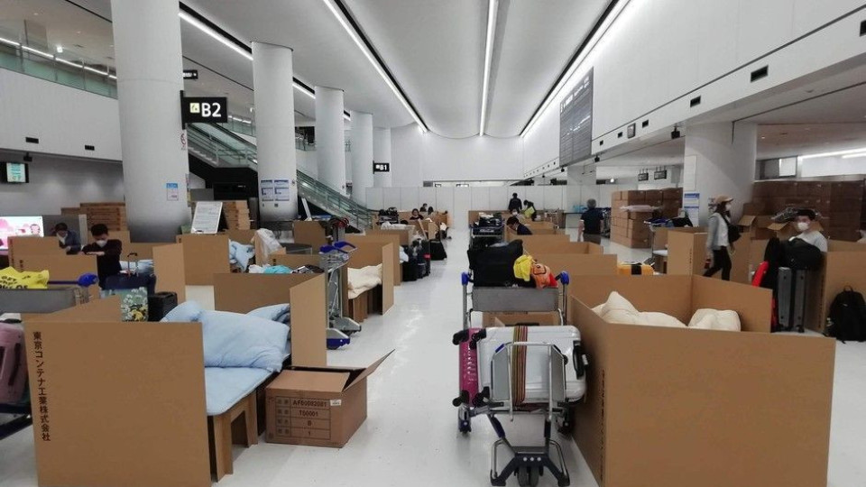 Нова мода: Спим в картонени легла по летищата | StandartNews.com