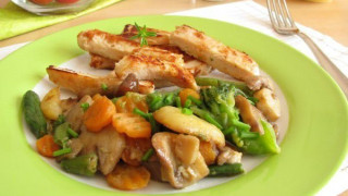 Диетично зеленчуково рагу с пилешко
