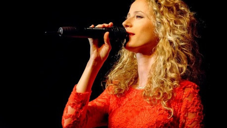 Деси Добрева пее на Великден | StandartNews.com