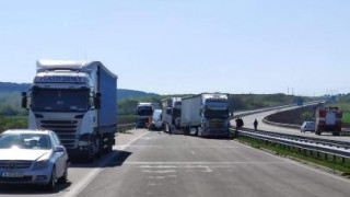 2 камиона, микробус и 6 коли се нанизаха на АМ „Марица“