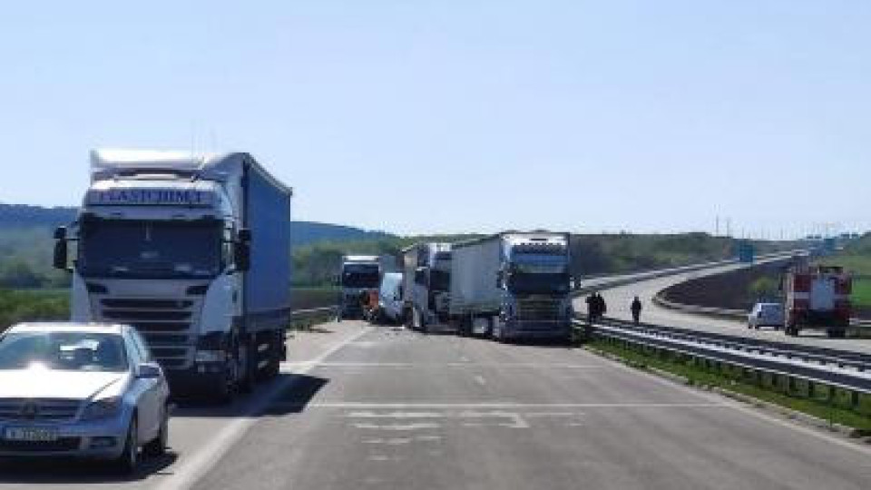 2 камиона, микробус и 6 коли се нанизаха на АМ „Марица“ | StandartNews.com