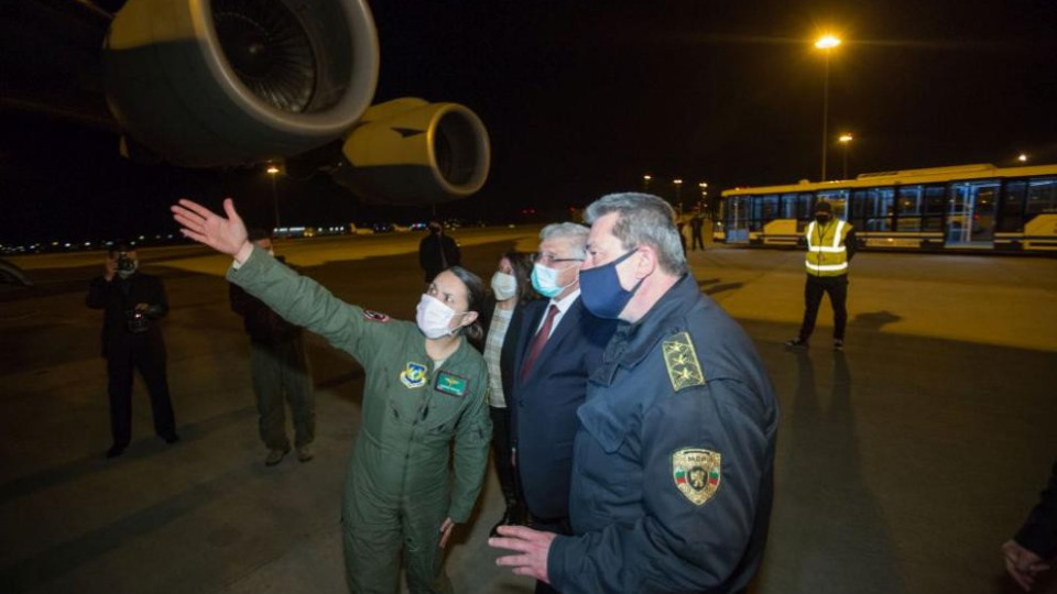 Боен пилот Жасмина Христова докара помощта от Китай | StandartNews.com