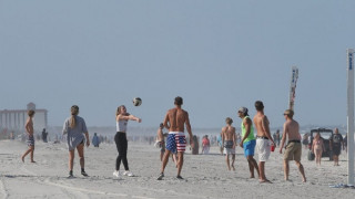 Стотици се върнаха на плажовете във Флорида