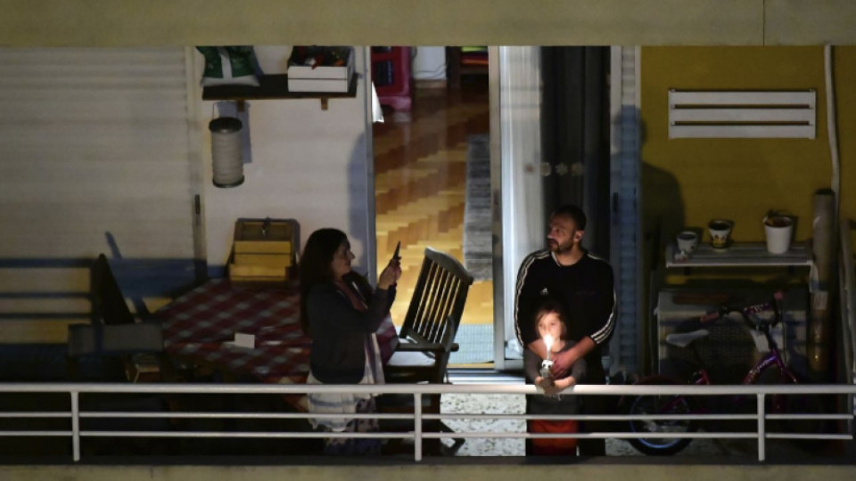 Гърците посрещнаха Великден по балконите си | StandartNews.com