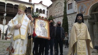 Монаси изнесоха Бачковската Богородица