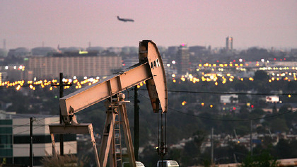 Цената на петрола полетя към бездната | StandartNews.com