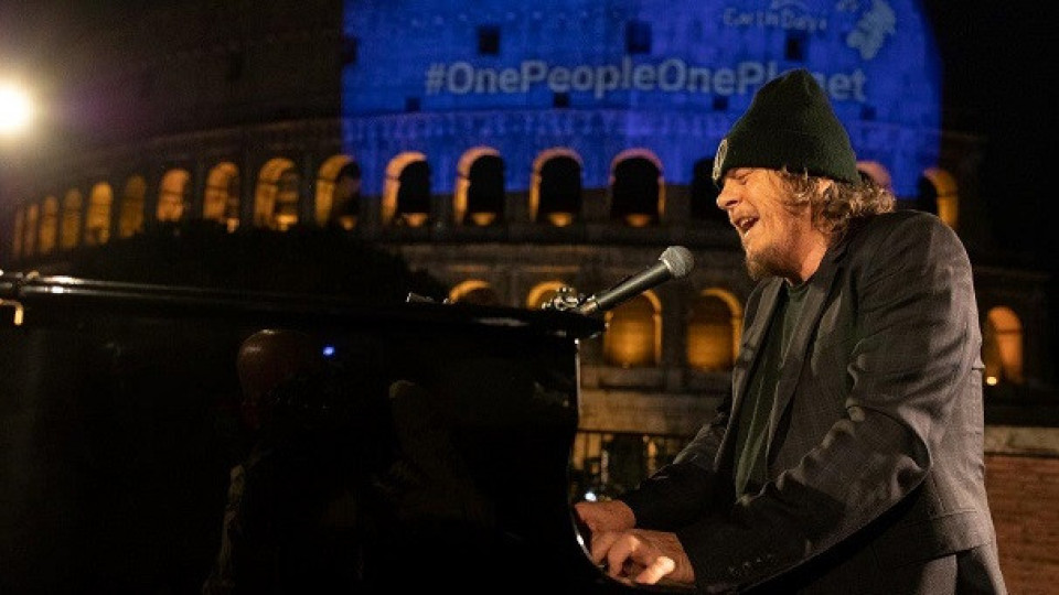 Дзукеро пя пред празния Колизеум | StandartNews.com