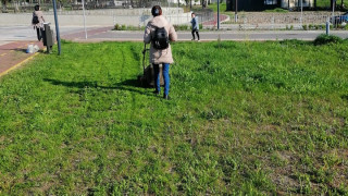 Доброволци косят старозагорския парк
