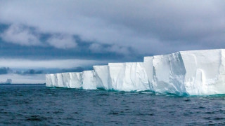 Най-големият айсберг се разпада