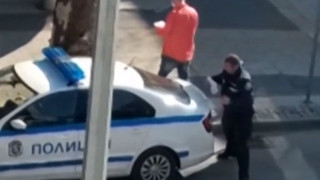 Глобиха полицай, пише акт без маска