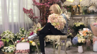 Лили Иванова прати цветя на медиците