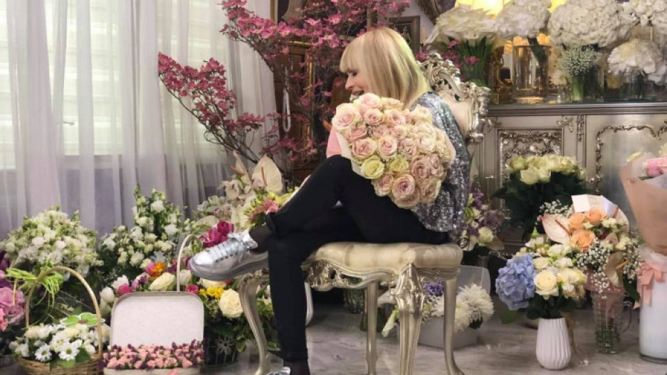 Лили Иванова прати цветя на медиците | StandartNews.com