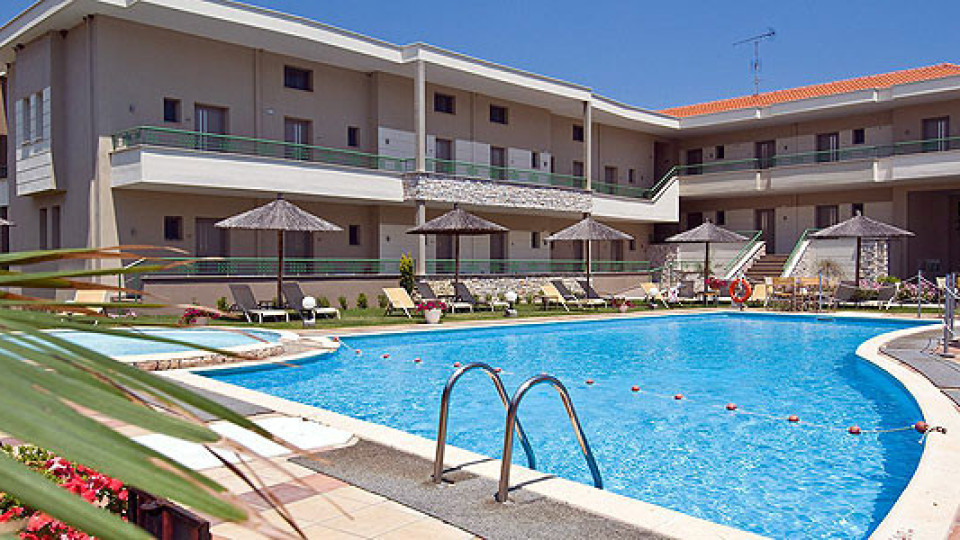 Гърците отварят хотелите през юли | StandartNews.com