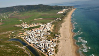 Напръскаха с белина плаж в Испания
