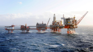 Норвегия скача да спасява петрола
