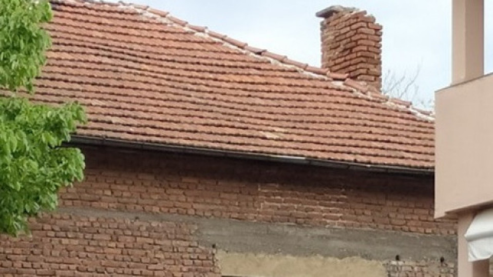 Килната къща и паднали комини след труса в Пловдив | StandartNews.com