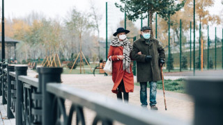 Паркът еднопосочен, пейките пред блока - пълни
