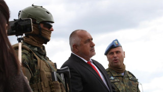 Премиерът гледа военно показно в Црънча