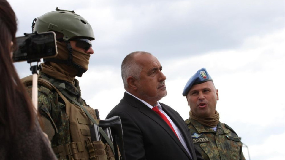 Премиерът гледа военно показно в Црънча | StandartNews.com