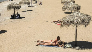 Гърците на дистанция по плажовете