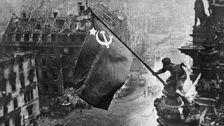 Фейсбук сваля фото с червеното знаме над Райхстага