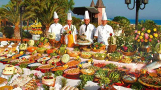 Шведската маса със сервитьори в турските курорти