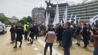 Протестиращи без маски в сблъсък с полицията