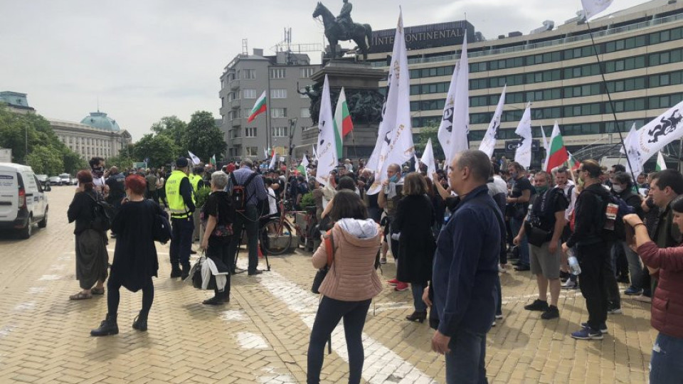 Протестиращи без маски в сблъсък с полицията | StandartNews.com