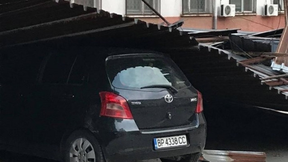 Ураганен вятър чупи коли и покриви във Враца | StandartNews.com