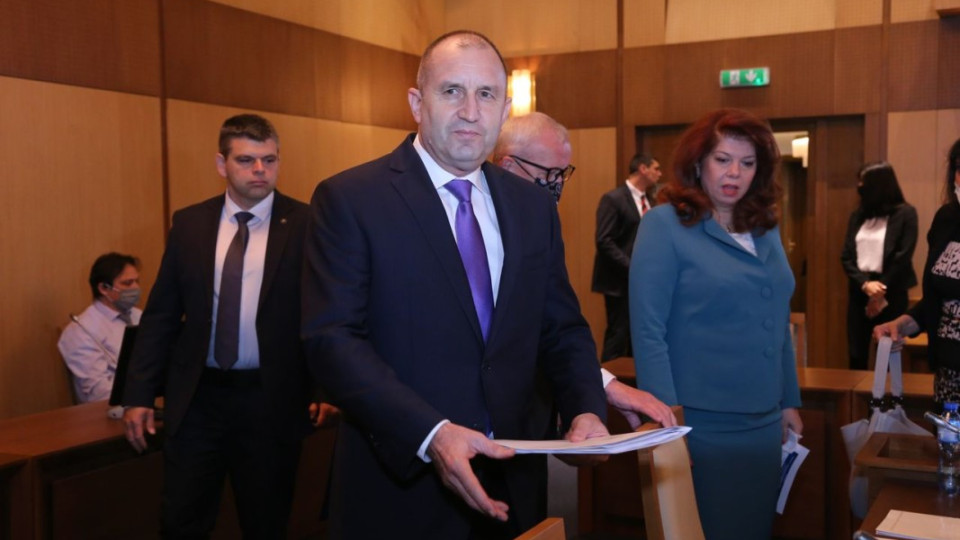 Радев пак критикува властта, хвали българите | StandartNews.com