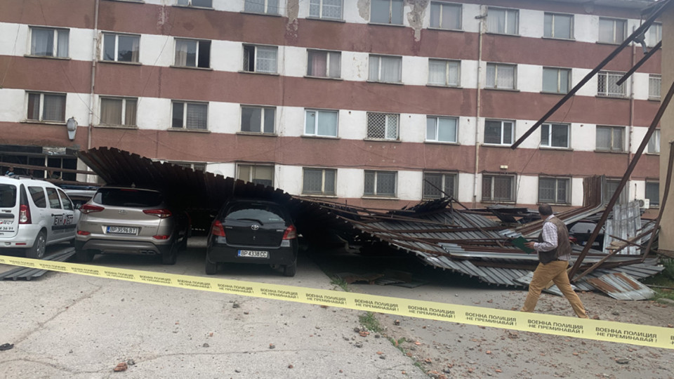 Падналата конструкция е причинила сериозни щети във Враца | StandartNews.com