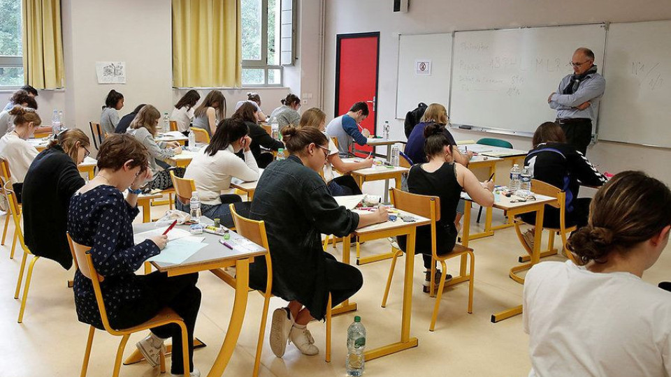 Франция пусна учениците в клас, но пак ги гони | StandartNews.com