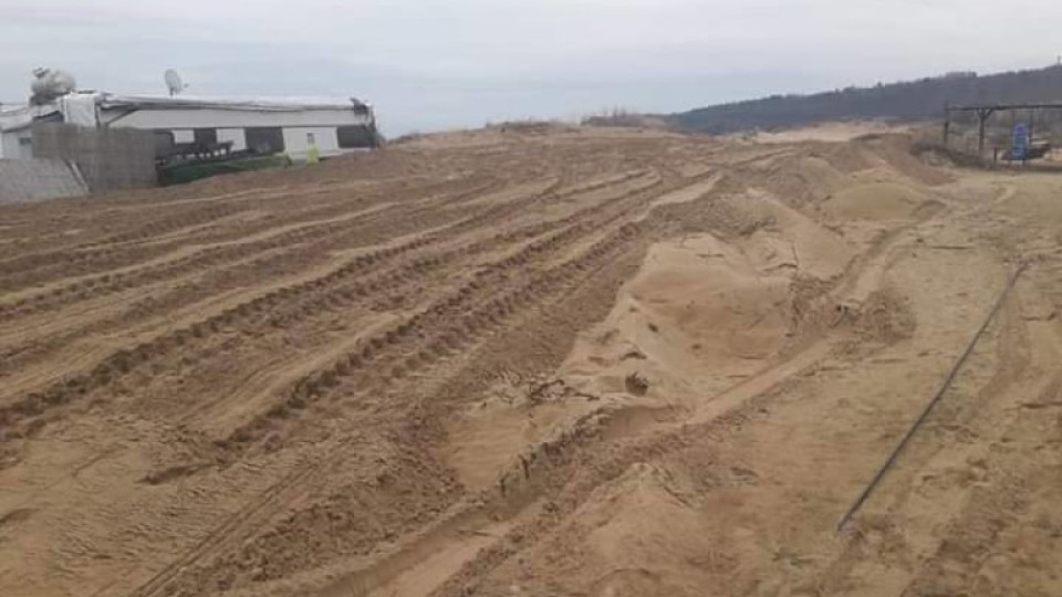 Багер разкопа дюните в Ахтопол | StandartNews.com