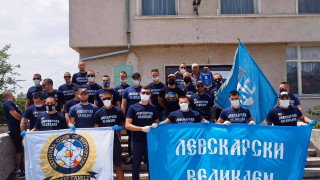 Фенове на "Левски" помагат на възрастни хора