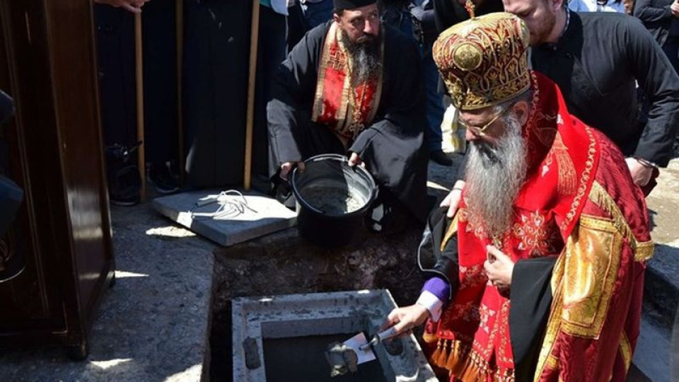 Дядо Николай благослови строежа на храм в Кърджали | StandartNews.com