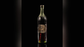 Колко струва бутилка коняк на 258 години?