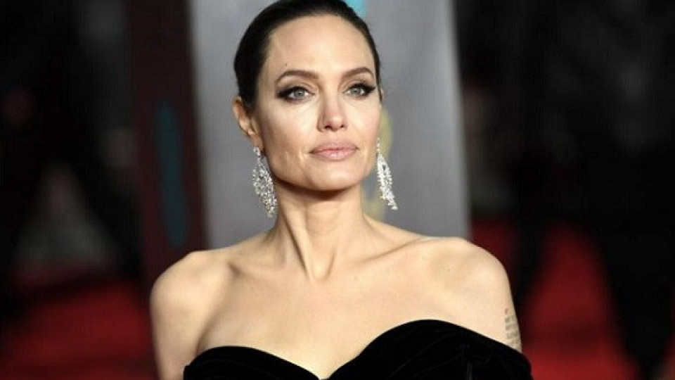 Тайни снимки на Джоли – онлайн хит | StandartNews.com