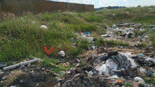 3 тира боклук заровени край Червен бряг