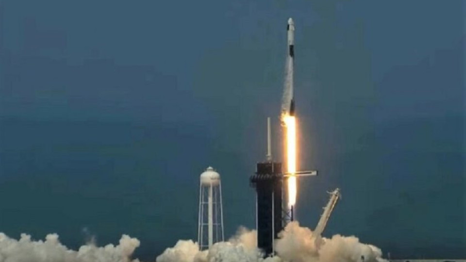 Случи се! Илон Мъск изстреля двама в Космоса | StandartNews.com