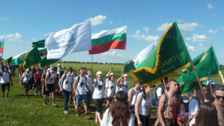 Ща­фе­та кач­ва Бо­те­во­то зна­ме на Окол­чи­ца