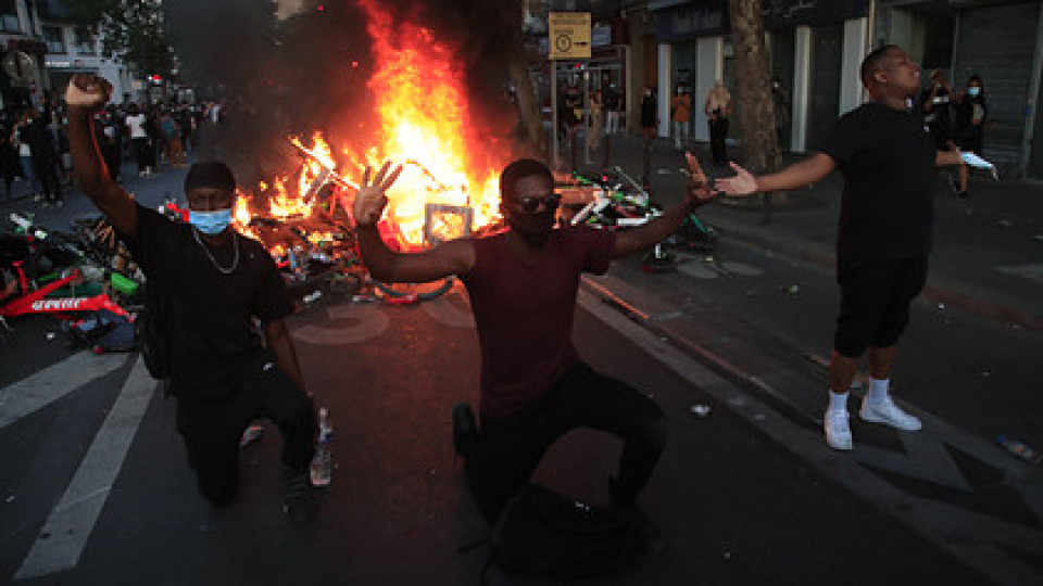 Ужасът продължава: Гори и в Париж! | StandartNews.com