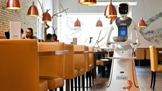 Роботи сервират питиета в Нидерландия