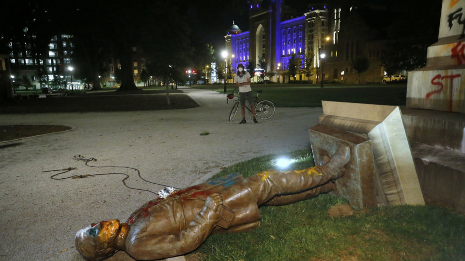 Оскверниха статуя на генерал от Конфедерацията в САЩ | StandartNews.com