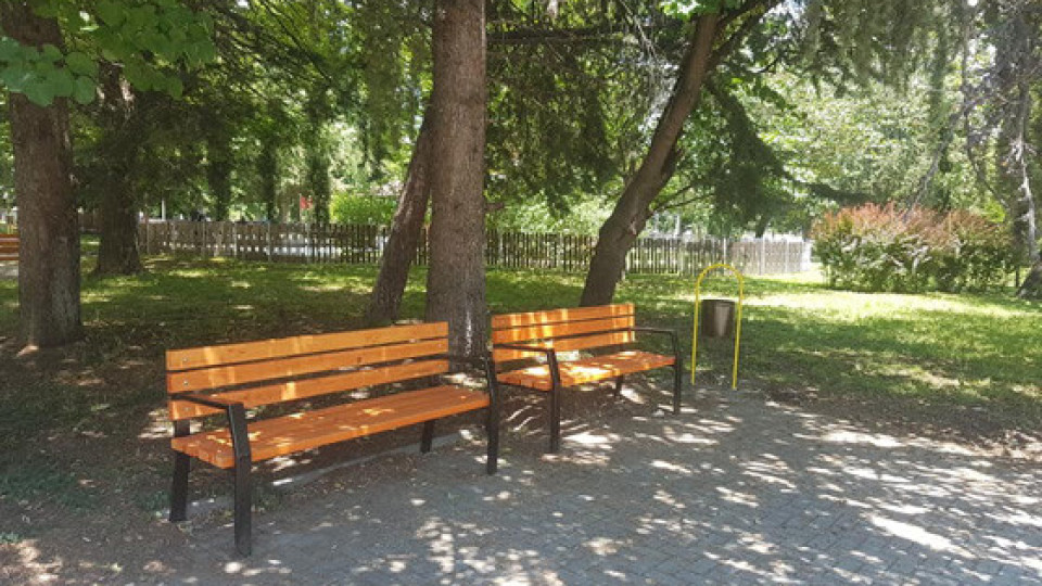 Нови пейки облагородяват паркове в Стара Загора | StandartNews.com