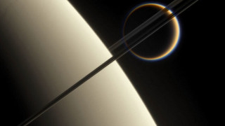 Най-големият спътник на Сатурн се отдалечава
