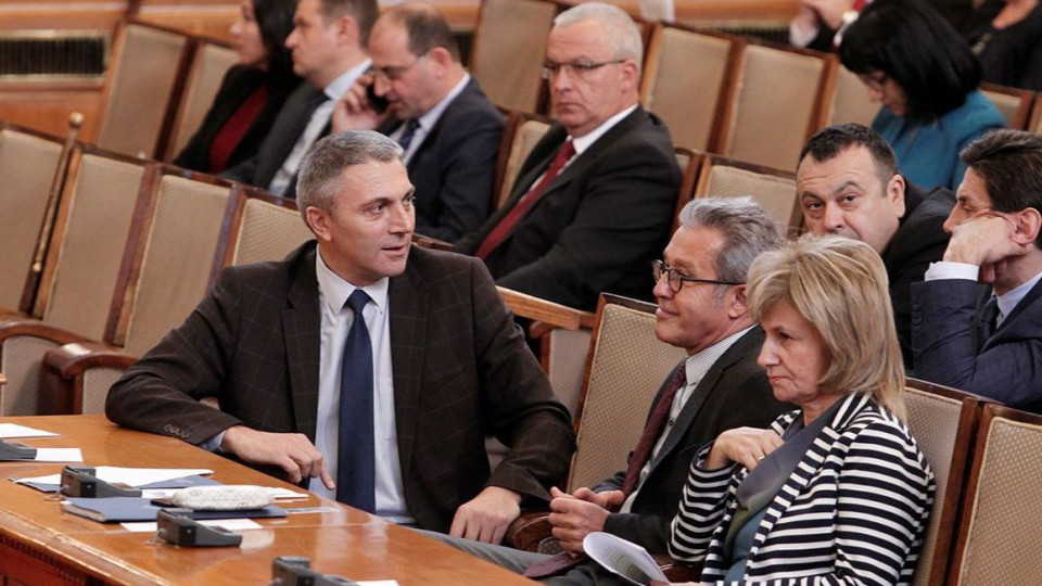 ДПС напуснаха пленарната зала заради Симеонов | StandartNews.com