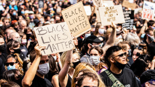 Играчите в Англия слагат фланелки "Black Lives Matter"