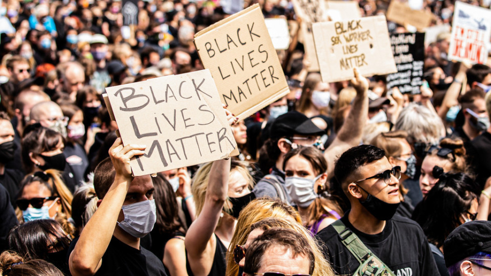 Играчите в Англия слагат фланелки "Black Lives Matter" | StandartNews.com
