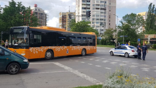 Търсят кръв за блъснато от автобус дете