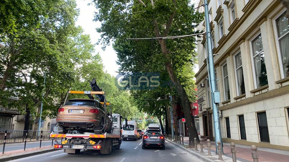 Невероятно! Паяк вдигна Бентли | StandartNews.com